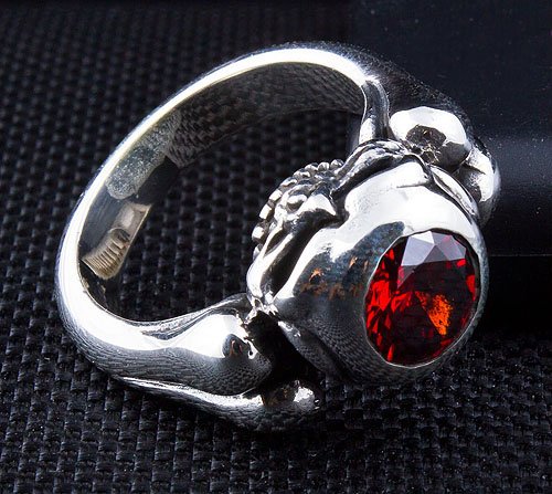 Granat Totenkopf Ring